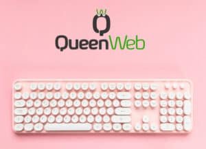 Una tastiera rosa in stile retrò su uno sfondo rosa con il logo QueenWeb in alto, caratterizzato da una corona sulla lettera Q: perfetta per chi cerca servizi di web design e SEO a Torino o desidera la realizzazione di siti web dallo stile unico.