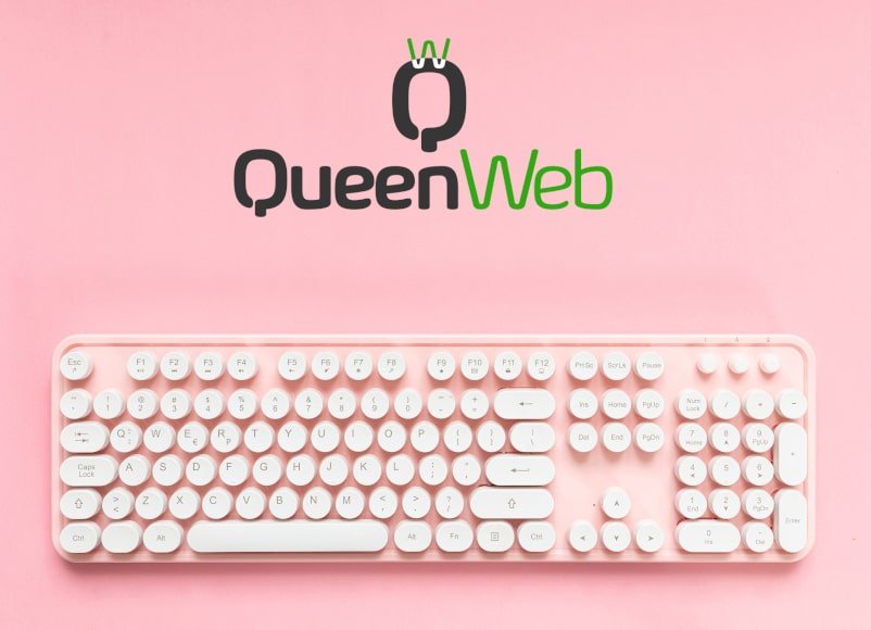 Una tastiera rosa in stile retrò su uno sfondo rosa con il logo QueenWeb in alto, caratterizzato da una corona sulla lettera Q: perfetta per chi cerca servizi di web design e SEO a Torino o desidera la realizzazione di siti web dallo stile unico.